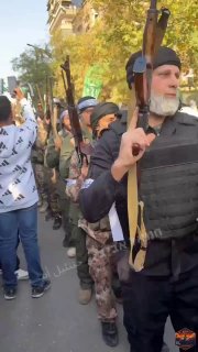 סוריה: מפגן כוח של חמושים ג'יהאדיסטים ברחובות שכונת אל-מידאן...