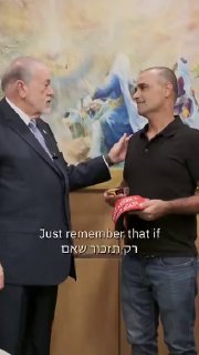 שגריר ארה"ב בישראל מייק האקבי נפגש עם יניב, אחד מגיבורי טיסת Fly...