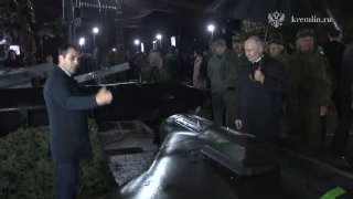 🇷🇺 פוטין מקבל סקירה על הכטב"מים המתאבדים של רוסיה בביקור...