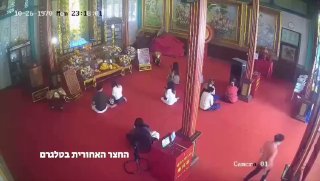 התיעוד הזה מגיע אלינו מתאילנד. רכב נכנס לתוך מנזר...