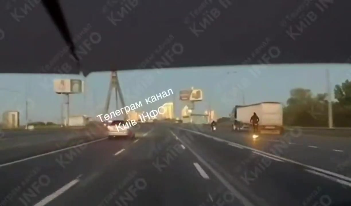 רגע התקיפה הרוסית על הגשר הצפוני בבירת אוקראינה קייב...