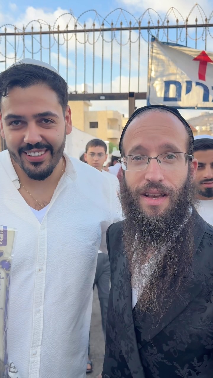 ⁨ הרב מרגלית לאחר תפילת נץ אצל יוסף הצדיק בשכם עם הזמרים...