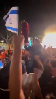 על הכתפיים עם ספר תורה: סמוטריץ׳ בהקפות שניות בשדרות...