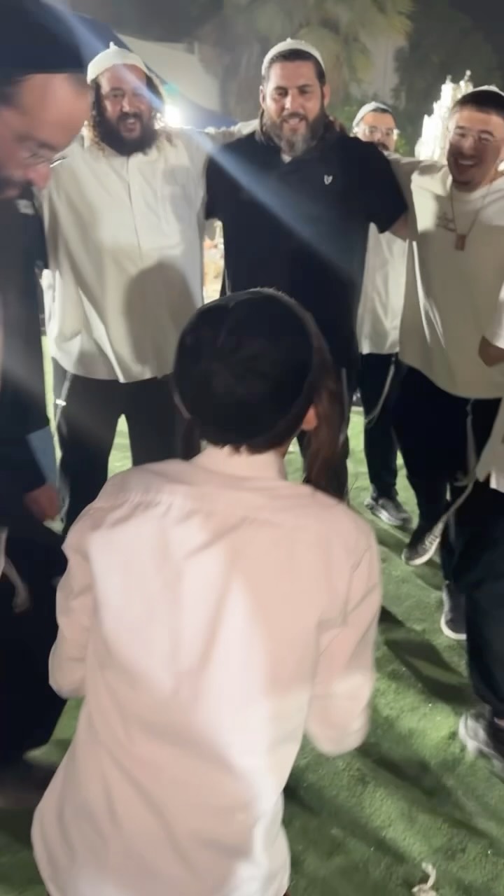 הקפות שניות עם הרב יהושע מרגלית ובנו שימי הצדיק בבית רבינו...