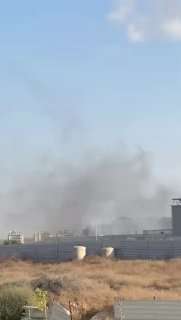 אוטובוס עלה באש בבסיס בדרום, השריפה התפשטה לרכבים סמוכים...
