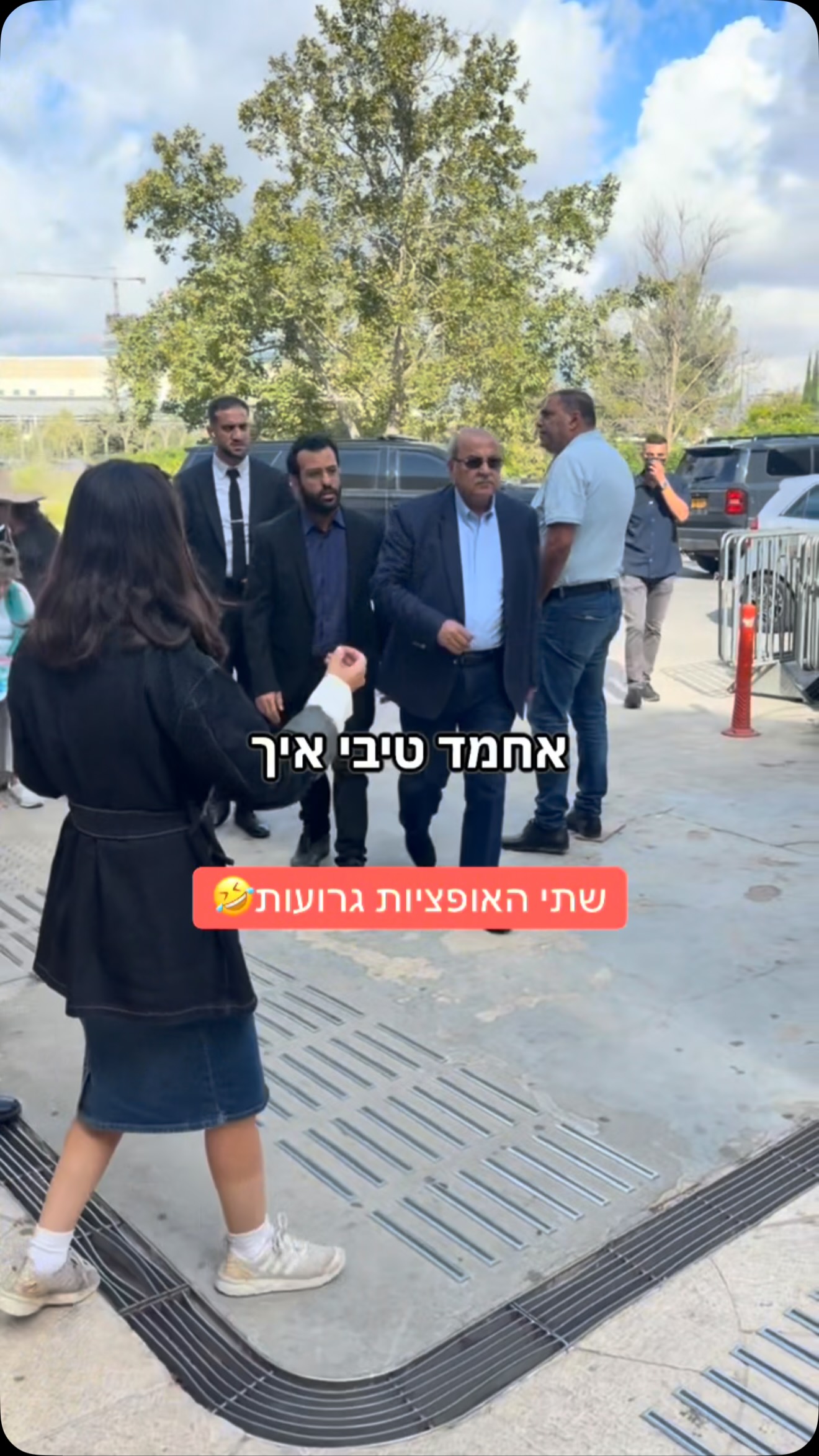 הדר מוכתר מנסה לשאול את אחמד טיבי איך אפשר לתמוך בסאמי אבו...