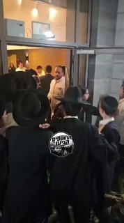 המפגינים פורצים לבניין בו מנסים לעצור את הבחור...