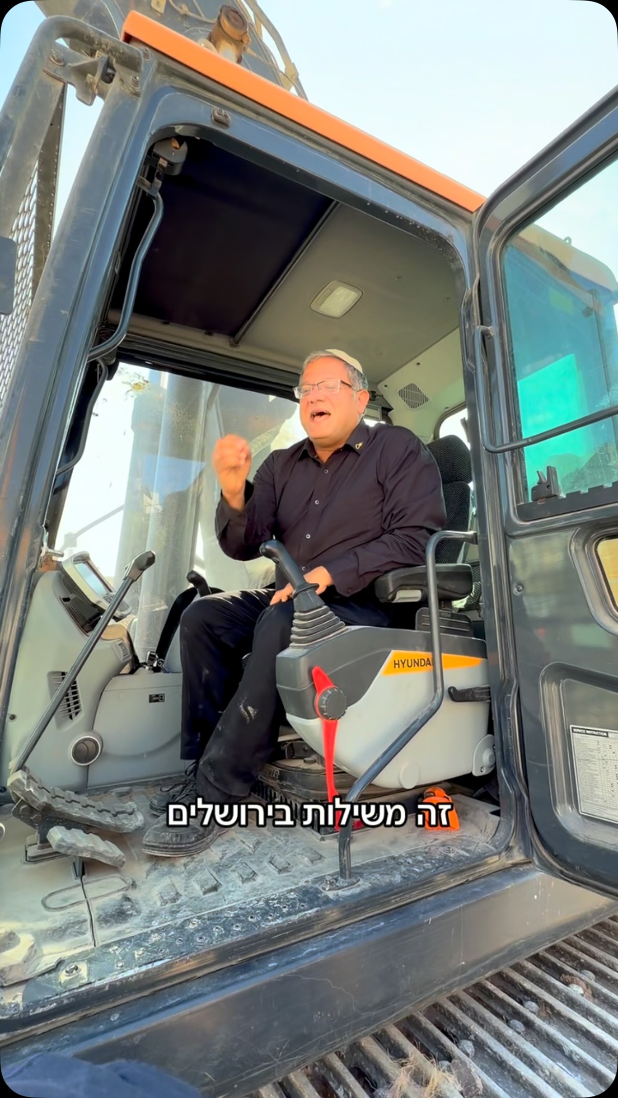 הגעתי הבוקר יחד עם דחפורי המשילות לשכונת א-טור במזרח ירושלים,...