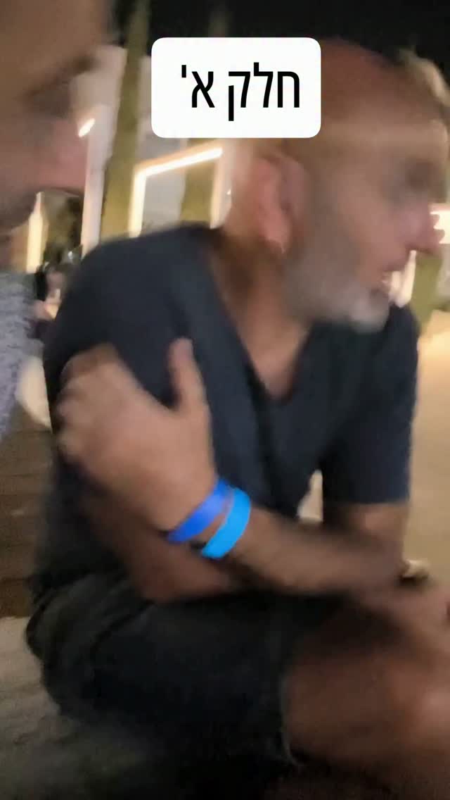 הוא טוען שהוא "עושה סרט על הכיכר"...