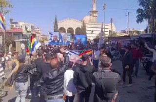 עם תמונות ענק של נתניהו – ודגלי ישראל:...