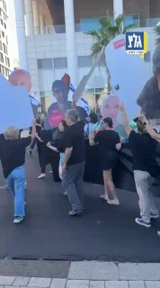 עשרות מפגינים חוסמים כעת את ציר הרברט סמואל בתל אביב...