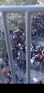 מפגינים עם כאפיות בפריז – המחאה מתפשטת לבלגיה...