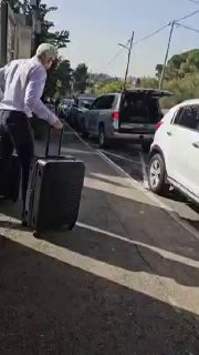 דיפלומטים בריטים תועדו "אורזים מזוודות" לקראת החזרה הביתה☝️...