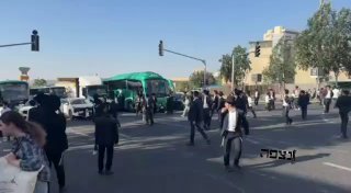 תיעוד | נהג דרס מפגין לפני זמן קצר במהלך הפגנה בכניסה לירושלים...