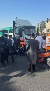 🔴 מאות מפגינים חוסמים את הכניסה לירושלים באזור גשר המיתרים,...