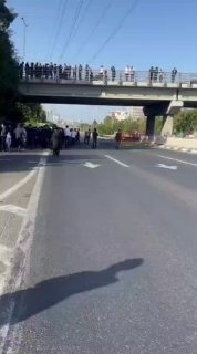 עשרות מפגינים החלו לחסום כעת את הכביש מתחת לגשר קוקה קולה...