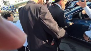 נהג העיף עם רכבו ילד שחסם אותו, המפגינים תקפו בתגובה עם בעיטות...