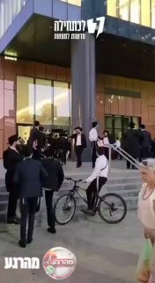 מוקד הפגנה נוסף: ‏מול בניין משרדים סמוך לב"ב בו משרתים חיילים...