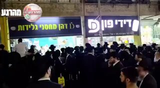 מחיל אל חיל: עם סיום הפגנות הגיוס, החלה הפגנה נגד חנות טלפונים...