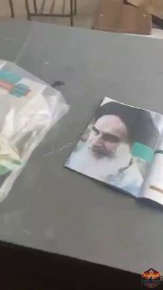 התרסה בבתי הספר באיראן כנגד המשטר: תלמיד תועד משליך את תמונות...