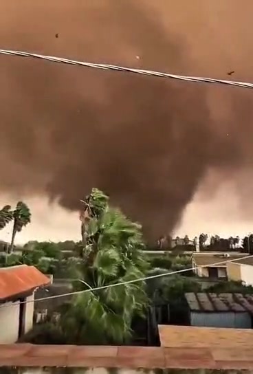 איטליה: סופת טורנדו גדולה השתוללה מוקדם יותר היום סמוך לעיר...