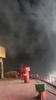 תיעוד המיוחס לספינה סעודית הנפגעה ממוקש ימי במים...