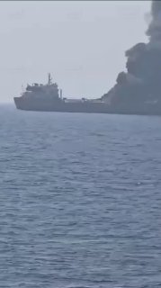 דיווחים ערביים: שריפה פרצה בכלי שיט במצר הורמוז, לאחר שהותקף,...