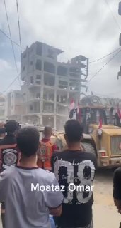 הריסת בניין מט ליפול במחנה הפליטים שאטי במערב העיר עזה...