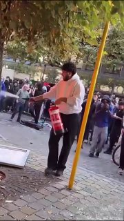 😱 עובר אורח ניסה לכבות שריפה במהלך הפגנה בליאז׳ שבבלגיה -...