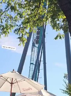 צילומים מפחידים מתעדים את הרגע שבו נוסע נזרק לאוויר מרכבת...