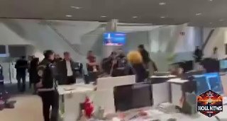 🚨 דיקטטורת ארדואן: שוטרים פשטו על אולפני Halktv, אחד הערוצים...