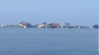 אוניית מכולות טבעה סמוך למצר הורמוז לאחר דיווח על פגיעה:...