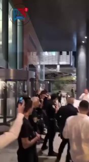 מהומה ואלימות: מפגינים חרדים מנסים להיכנס לבניין במרכז הארץ...