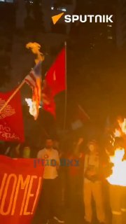 מפגינים בעד האנטשמי לולה הציתו דגלי ארה"ב וישראל וטוענים...