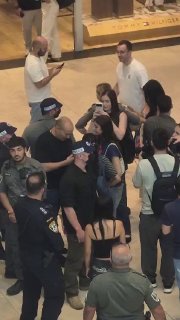 בנט הגיע למעוז השמאל קניון רמת אביב....