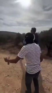 תיעוד נוסף של פלסטיני רעול פנים אוחז רוגטקה ומשוחח "בחברות" עם...