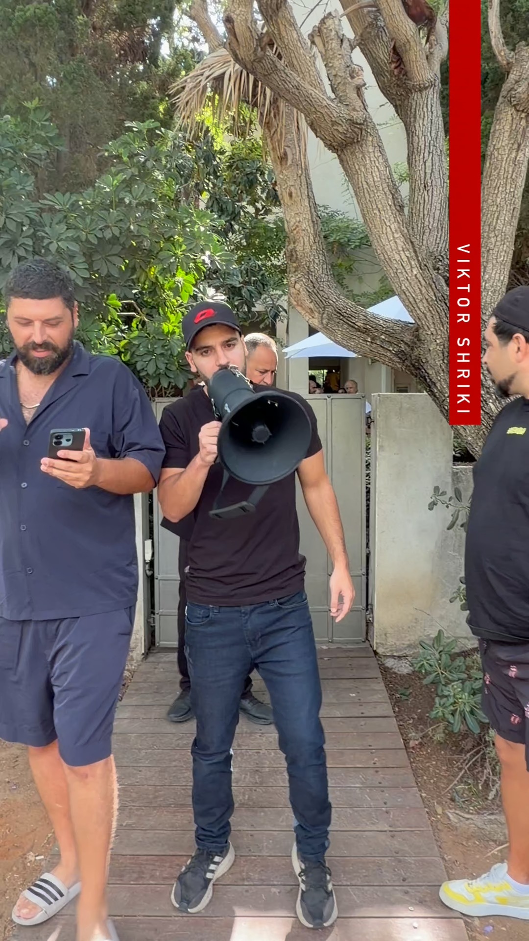 יום שישי, חתונה בבית הוריה של רחל שור יוצרת הסרט נז״א...