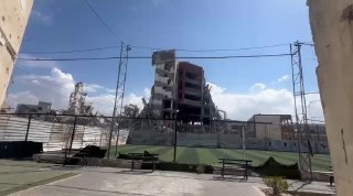 חלק מבניין אוניברסיטת אל-אקצא קורס ליד מועדון פלסטין בשכונת...