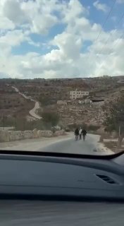 תיעוד מיו״ש: נערי גבעות תקפו משלחת של דיפלומטים אירופאיים -...