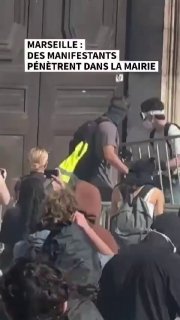 גל המחאות בצרפת: מפגינים עם דגלי פלסטין פרצו לעיריית מרסיי...