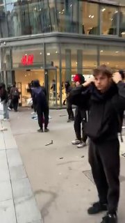 צרפת, ליון: חנות של H&M - בזוז כפי יכולתך!...