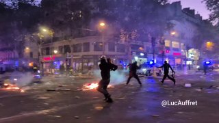 תיעוד | אבנים מושלכות לעבר ניידות משטרה בצרפת....
