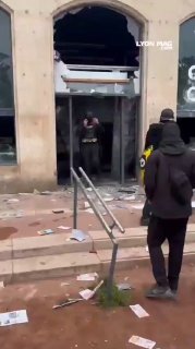 גם באטמן נצפה בין "התיכוניסטים" המפגינים בצרפתסטאן......
