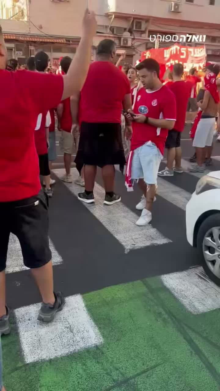 אוהדי הפועל ת״א כבר לא יכולים לחכות לשריקת הפתיחה 🔥👀...