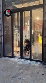🇮🇹 איטליה, מילאנו: מהגרים בזזו חנות יוקרה הערב, אחד מהם נתפס...