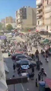 פעילי חיזבאללה מוציאים פצועים מהמבנה שהותקף בדאחייה...