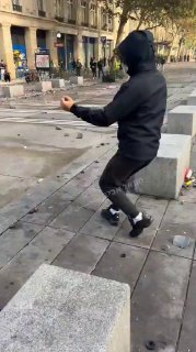 פריז: פורע מתעד את עצמו צולף מוט ברזל ישירות לרגלו של שוטר...