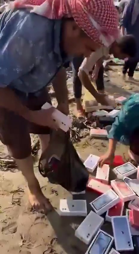 תושבי איראן אוספים אייפונים מספינת מכולות שטבעה במצרי...