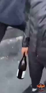 צרפת: זוג מנסה להגן על העסק שלו מפני המוני מפגינים במהלך "מחאת...