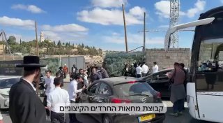 ירושלים: עשרות מפגינים חוסמים את דרך חברון, לטענתם החסימה היא...